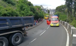 Un car jaune et un camion se percutent aux Avirons
