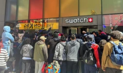Des personnes attendent pour entrer dans une boutique Swatch à Time Square pour la sortie de la montre Audemars Piguet Swatch "Royal Pop", le 16 mai 2026 à New York