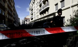 Un périmètre policier établi dans une rue de Villeurbanne, près de Lyon, où une mère et ses deux enfants ont été découverts morts dans leur appartement, le 31 août 2025 ( AFP / JEFF PACHOUD )