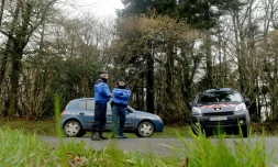 Les gendarmes ferment l'accès à la route où un pantalon et la carte vitale de Charlotte Troadec ont été retrouvés, le 1er mars 2017 à Dirinon dans le Finistère 