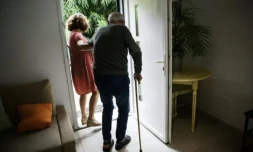 Certains négligent leur santé parce qu'ils ne peuvent pas laisser seul leur conjoint pour consulter un médecin, voire se faire opérer ( AFP / CLEMENT MAHOUDEAU )