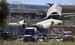 Les secours interviennent sur le site de la collision mortelle entre deux trains à Urda, en Espagne, le 28 octobre 2026