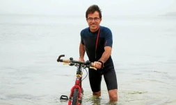 En Bretagne, un cycliste a décidé de relier deux îles sous l'eau pour livrer des galettes [?]