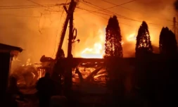 Photo fournie par le gouverneur de la région de Kherson nommé par la Russie, Vladimir Saldo, montrant le site d’une attaque de drone contre un hôtel à Khorly, le 1er janvier 2026. ( The Governor of Kherson region Vladimir Saldo / - )