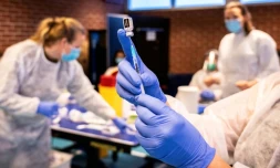 Une infirmiÚre prépare une seringue de vaccin contre le Covid-19, le 21 janvier 2021 à Drammen, en NorvÚge