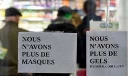 Des affichettes "plus de masques", "plus de gels" à l'entrée d'une pharmacie à Paris, le 16 mars 2020