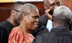 L'épouse de l'ancien président ivoirien Laurent Gbagbo, Simone Gbagbo, discute avec ses avocats avant l'ouverture de la session d'assises, le 9 mai 2016 à Abidjan