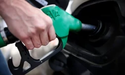 Le ministère de l'Économie reste "défavorable" au plafonnement des prix des carburants, malgré la hausse, car ce serait "organiser la pénurie" ( AFP / Alex MARTIN )