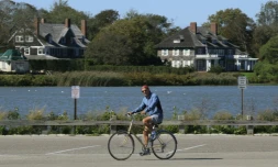 Un cycliste près de la plage de Southampton, dans les Hamptons, le 30 septembre 2020