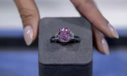 Le diamant "Eternal Pink" estimé à 35 millions de dollars, exposé chez Sotheby's, le 27 mars 2023 à New York, avant une vente aux enchÚres en juin ( AFP / ANGELA WEISS )