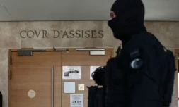 Un membre de l'équipe régionale d'intervention et de sécurité (ERIS) devant l'entrée de la cour d'assises du tribunal d'Aix-en-Provence, où se déroule le procès des membres présumés de la DZ Mafia, le 23 mars 2026 dans les Bouches-du-Rhône ( AFP / Thibaud MORITZ )
