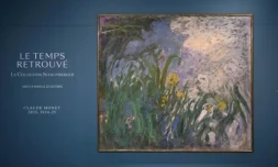 Le tableau *Iris* (1924â1925) du peintre français Claude Monet, lors dâune prĂ©sentation en avant-premiĂšre de 28 Ćuvres impressionnistes issues de la collection Schlumberger, dĂ©voilĂ©es le 17 septembre 2026, en amont de leur vente prĂ©vue le 22 octobre 2026 chez Sothebyâs Ă Paris ( AFP / LOU BENOIST )
