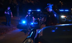 La police bloque une route dans le Maine après la mort de l'auteur présumé de la tuerie de Lewiston, le 27 octobre 2023