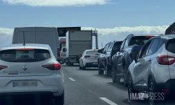 voiture du feu sur la route du littoral avec embouteillages sur la possession
