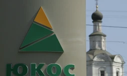 Le logo du groupe pétrolier russe Ioukos, aujourd'hui démantelé, le 2 août 2006 à Moscou 
