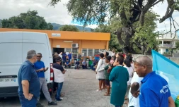 La Possession : les agents de la restauration se rassemblent devant la mairie