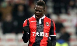 L'attaquant de Nice Mario Balotelli exulte après un doublé contre Lokomotiv Moscou à l'Alliance Riviera en Europa League, le 15 février 2018 