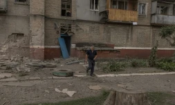 Un habitant sort d'un immeuble résidentiel endommagé à Novogrodivka, prÚs de la ligne de front, dans la région de Donetsk, le 4 août 2024 en Ukraine
