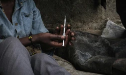 Une jeune droguée dans un bidonville de Nairobi, le 22 janvier 2021