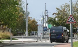 Un véhicule de police patrouille à la station de métro Pont de Neuville, à Tourcoing, près de l'endroit où un policier a été agressé alors qu'il tentait d'arrêter les auteurs d'un vol, le 12 septembre 2025 dans le Nord ( AFP / Francois LO PRESTI )
