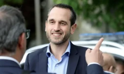 Le socialiste Pierre Jouvet (C) en campagne pour les élections européennes le 24 mai 2024 à Montigny-en-Gohelle, dans le Pas-de-Calais ( AFP / FRANCOIS LO PRESTI )