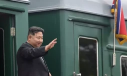 Le dirigeant nord-coréen Kim Jong Un salue avant de monter à bord de son train blindé à l'issue d'une visite en Russie, le 17 septembre 2023 à la gare d'Artyom, près de Valdivostok ( Gouvernement de la région de Primorye / Handout )