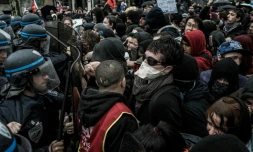 Face à face entre forces de l'ordre et manifestants le 5 avril à Lyon