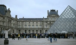 Des touristes font la queue au musée du Louvres, le 20 octobre 2025 à Paris