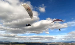 Le Réunionnais Loïc Azy bat le record du plus long vol en parapente dans le Massif central