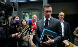 Le président du Rassemblement national, Jordan Bardella, à la sortie du siège du parti d'extrême droite à Paris le 6 octobre 2025 ( AFP / Thomas SAMSON )