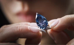 Un diamant bleu vif de 9,51 carats monté sur une bague, surnommé "Mellon blue", pris en photo avant sa vente aux enchÚres par la maison Christie's, à GenÚve, le 7 novembre 2025. (VALENTIN FLAURAUD / AFP)