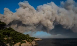 Trois Canadair de la Sécurité civile survolent des panaches de fumée, le 4 août 2020 à La Couronne, près de Marseille où un violent incendie ravage plusieurs centaines d'hectares de végétation