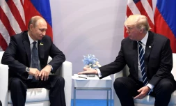 Le président russe Vladimir Poutine et son homologue américain Donald Trump, lors d'un sommet du G20 à Hambourg le 7 juillet 2017