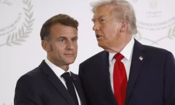 Le président français Emmanuel Macron (à gauche) et le président américain Donald Trump (à droite) lors d'un sommet sur Gaza, à Charm el-Cheikh, en Egypte, le 13 octobre 2025 © Yoan VALAT / POOL/AFP