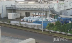 stock de bouteilles d'eau au soleil à Carrefour 