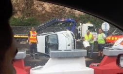 Voiture sur le flanc canal bichique