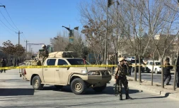 Des membres des forces de sécurité afghanes en position après de multiples explosions, le 28 décembre 2017 à Kaboul