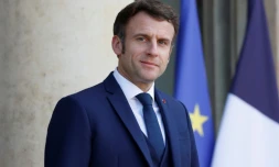 Le président Emmanuel Macron sur le perron de l'Elysée, le 28 février 2022 à Paris