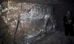 Deux taureaux ailés datant de l'empire assyrien ont été retrouvés intacts dans les souterrains du groupe Etat islamique (EI) à Mossoul.