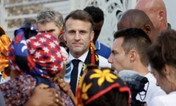 Emmanuel Macron rencontre des habitants dans le quartier de Kavani, à Mamoudzou, Mayotte, le 19 décembre 2024 ( POOL / Ludovic MARIN )