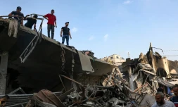 Les gens vérifient les destructions après des frappes israéliennes sur le camp de réfugiés de Chati dans la ville de Gaza le 28 octobre 2023