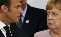 Le président français Emmanuel Macron et la ChanceliÚre allemande Angela Merkel discutent lors du sommet du G20 à Osaka, le 29 juin 2019.