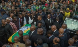 Des milliers de personnes ont assisté au retour de la dépouille de Winnie Mandela à Soweto le 13 avril 2018, à la veille de ses funéraille