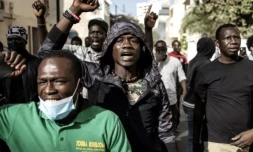 Des manifestants à proximité du Parlement sénégalais à Dakar, le 5 février 2024 ( AFP / JOHN WESSELS )