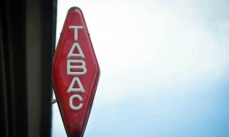 Le gouvernement français veut aligner la fiscalité du tabac à rouler sur celle des cigarettes et instaurer une taxe visant les fabricants 