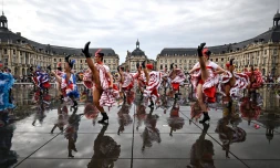 Bordeaux : 168 danseuses réunies sur le miroir d’eau pour battre le record du plus grand french cancan
