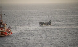 Un bateau en provenance du Sénégal avec 136 migrants à bord arrive après avoir été secouru en mer par un navire espagnol de l'Agence de recherche et de sauvetage en mer au port de La Restinga sur l'île canarienne d'El Hierro, le 28 novembre 2024 ( AFP / Antonio SEMPERE )