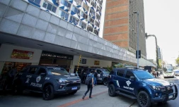Des véhicules de police sont garés devant un bâtiment du centre financier de l'avenue Faria Lima à Sao Paulo, au Brésil, le 28 août 2025. La police brésilienne a lancé jeudi une vaste opération contre un vaste réseau de blanchiment d'argent impliquant le crime organisé et le secteur financier, ont annoncé les autorités. (Photo de Miguel SCHINCARIOL/AFP) - M. Schincariola/AFP