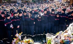 Des pompiers de Crans-Montana lors d'un hommage aux victimes de l'incendie dans un bar de cette station de ski suisse qui a fait 40 morts et 119 blessés ( AFP / MAXIME SCHMID )