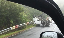 Voiture sur le toit à bras des calumets